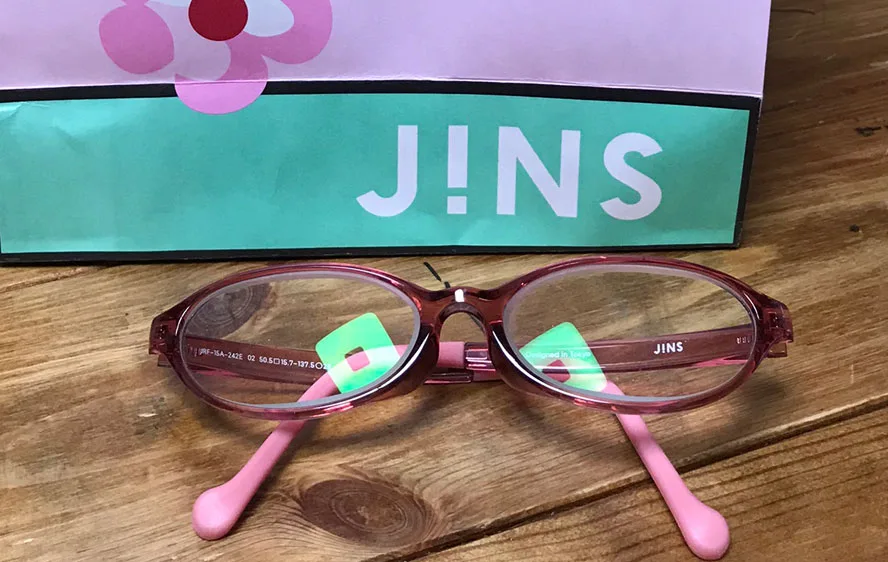 子どもの弱視用メガネ。選ぶポイント3つと3年目にしてJINSでメガネを購入してよかった点
