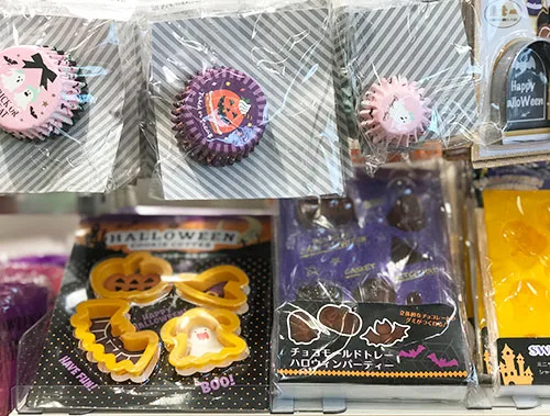 チョコレートカップとチョコレートモールド