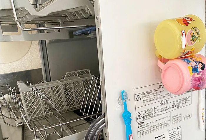 セリアの便利グッズを食洗機に貼って、子どものコップと歯ブラシ収納
